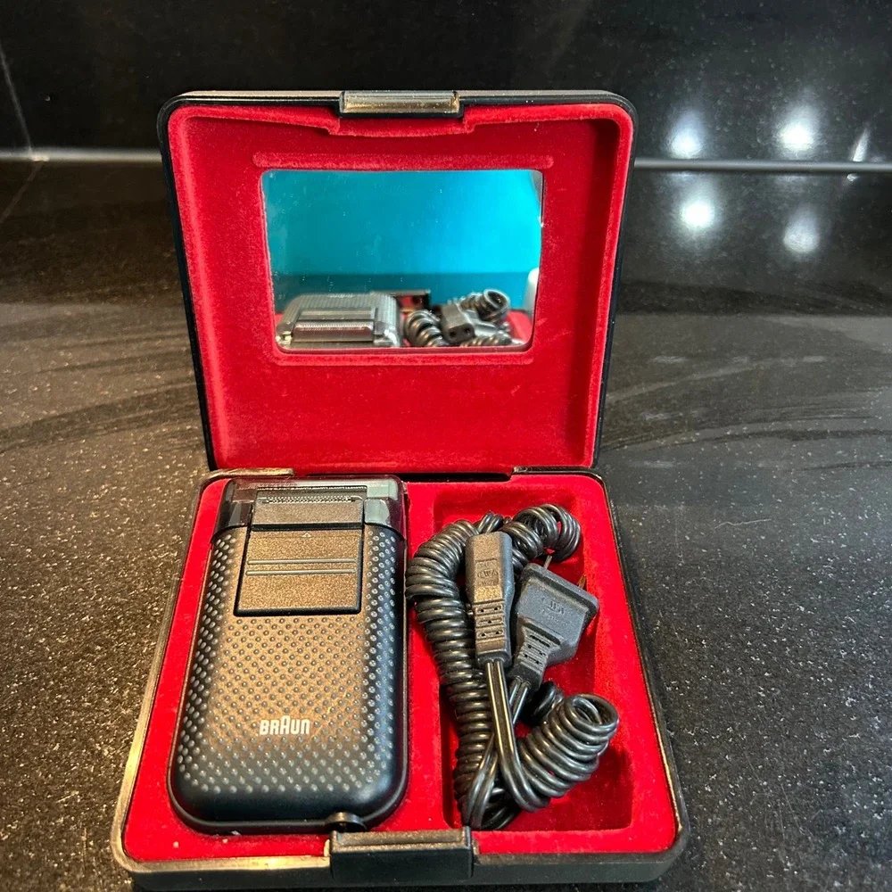 Vintage Braun Electric Travel Shaver w/Mirror Case Charger Protective Cap Tested